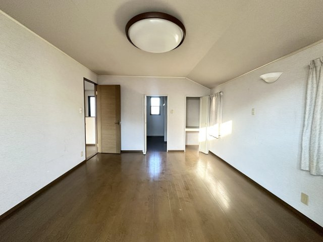 ゆとりのある広さを確保した洋室。ベッドやデスクを配置しても余裕があり、主寝室としてもおすすめです。収納スペースも設けられており、室内をすっきり保てます。落ち着いた雰囲気の使いやすいお部屋です。