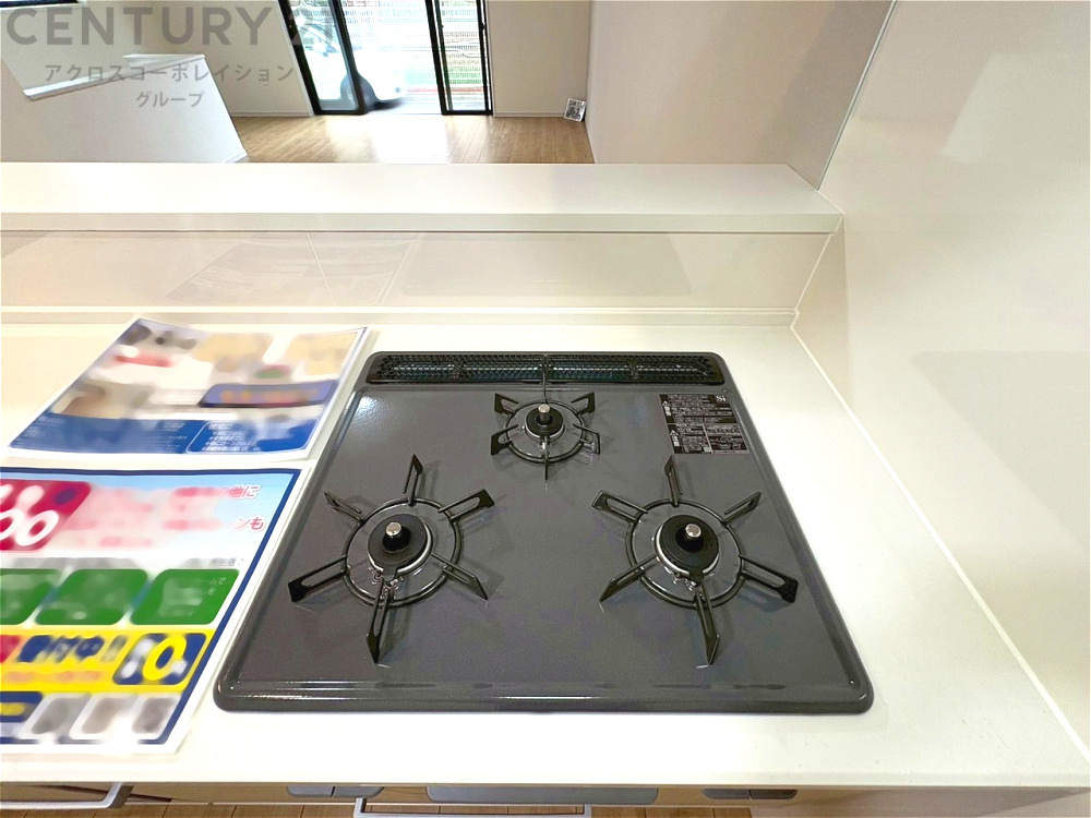 多数の調理器具を同時に使用でき、料理の効率化が可能。省エネで節約になり、様々な料理スタイルに適応できます。また、火力調整が独立しており、手入れや掃除もしやすく、今よりもっとお料理が楽しくなるかも。