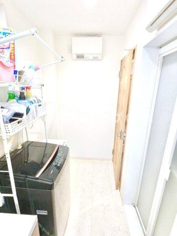 落ち着いた空間を演出するカラーと、ゆったり落ち着いてお使い頂ける広さが魅力のパウダールーム。