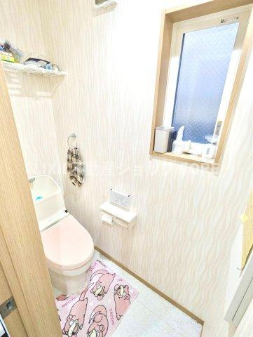 見た目もスッキリとしたデザインのトイレには温水洗浄暖房便座付き。