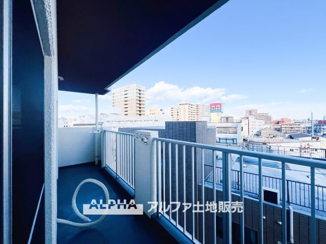 【Balcony】◆バルコニー◆日当たりの良いバルコニーは、洗濯物がよく乾くだけでなく、外の空気を感じながらひと息つける場所。暮らしに心地よい余白をもたらします。