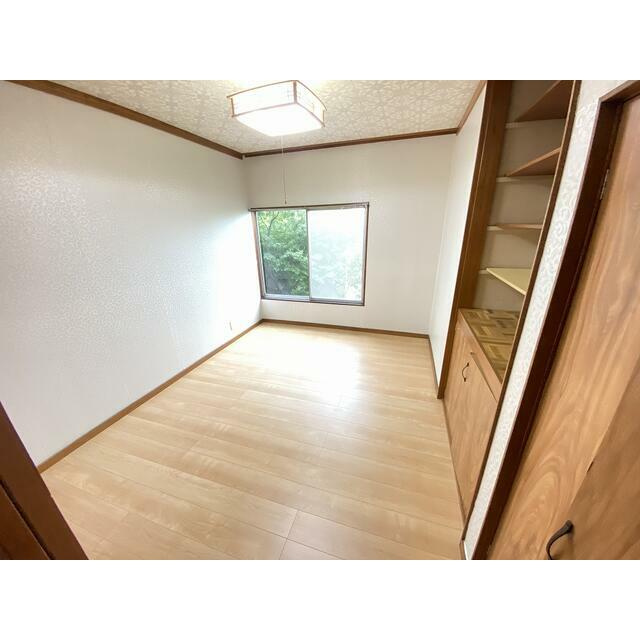 収納棚を備えた洋室は、空間を有効活用できる使い勝手の良い間取り。居室としてはもちろん、書斎や趣味部屋としても活躍します。(2020年9月撮影）