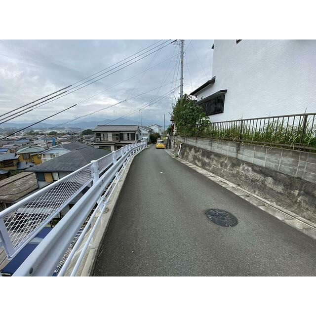 前面道路は高台に位置し、開放感のある立地。周囲の視線を受けにくく、落ち着いた住環境が魅力です。(2020年9月撮影）