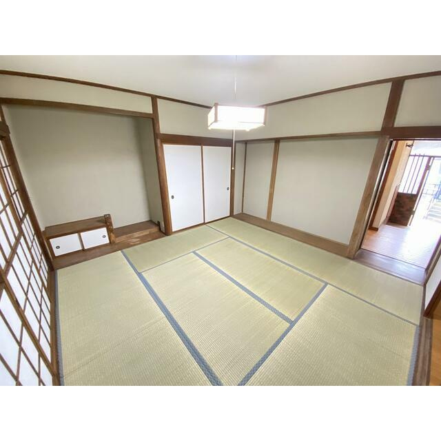 8畳和室には床の間と押入を備え、ゆとりと収納力を確保。落ち着いた和の趣があり、客間やくつろぎの空間として幅広くご利用いただけます。(2020年9月撮影）