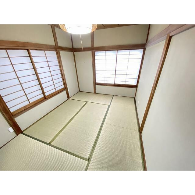 6畳和室は二面採光を確保し、明るく風通しの良い空間。やわらかな陽光が差し込み、くつろぎの場や客間としても使いやすい、落ち着きある和の空間です。(2020年9月撮影）