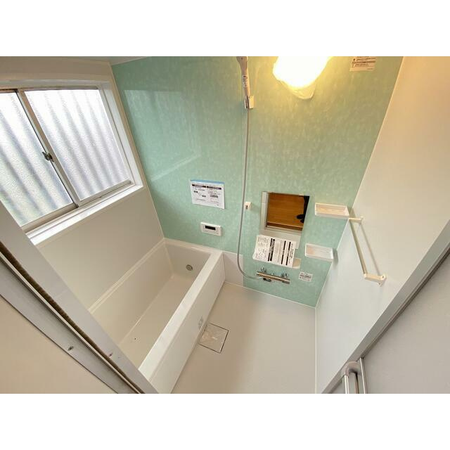 お手入れのしやすいユニットバスを採用。日々の掃除が簡単で、清潔感を保ちやすい仕様です。一日の疲れをゆっくり癒せる、快適なバスルームとなっています。(2020年9月撮影）