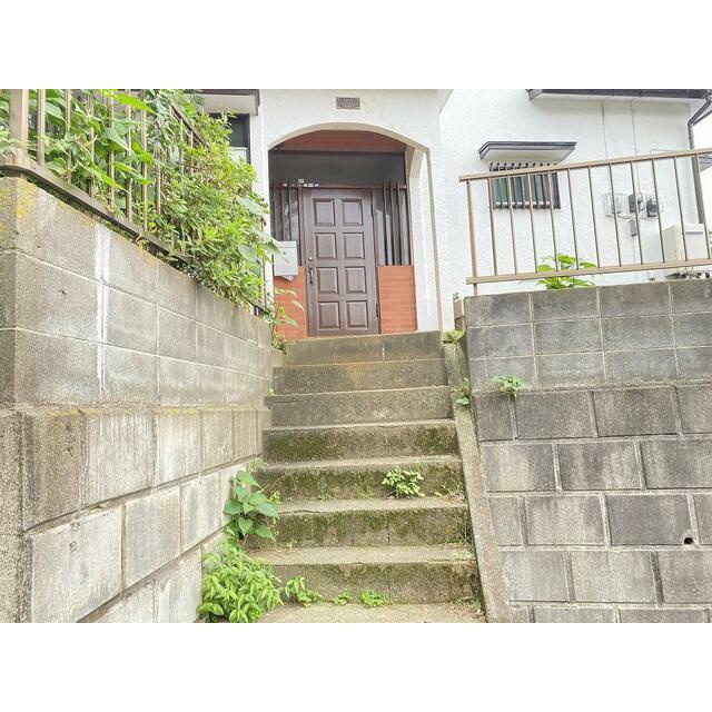 玄関へは階段上った高台仕様。道路面からの視線を抑え、プライバシー性と開放感を兼ね備えた落ち着きあるアプローチです。(2020年9月撮影）