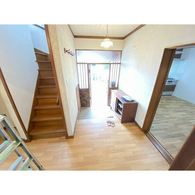 ゆとりある広さの玄関ホール。開放感があり、来客時にも好印象。毎日の出入りが気持ちよく、住まいの第一印象を高めます。(2020年9月撮影）