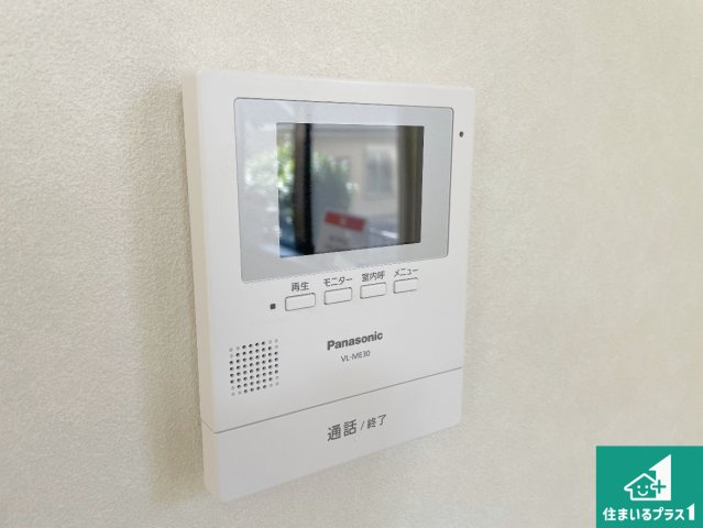 カラーモニターインターホン！声だけでなく来訪者の姿や顔がモニターで確認できるので、小さなお子様がいらっしゃるご家庭でも安心できます！　
