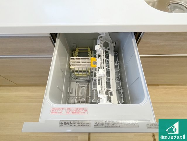 食事後の一仕事、食器洗いをボタン一つでお任せできちゃいます！場所を取らないビルトイン式なので、お料理スペースもしっかり確保！　