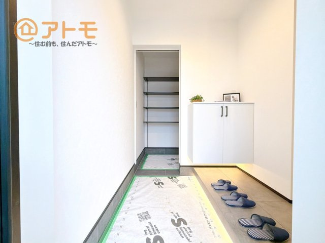 シューズインクロークの棚は可動のため、背の高いブーツもきちんと収納できます。
