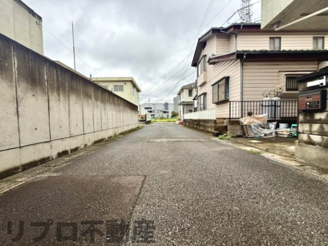 前面道路約5ｍ！ゆとりある道路幅で、車の出入りもスムーズです！
