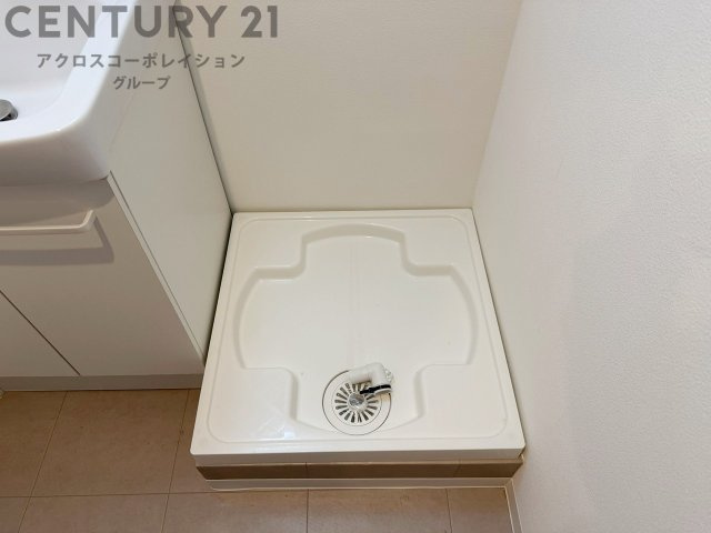 洗濯物の仕分け作業がしやすく、整理整頓が容易になります。洗濯音や湿気を他の部屋に持ち込まず、生活環境を快適に保ちます。上部を活用すれば収納スペースを確保でき洗剤や洗濯用品の整理もしやすくなります。