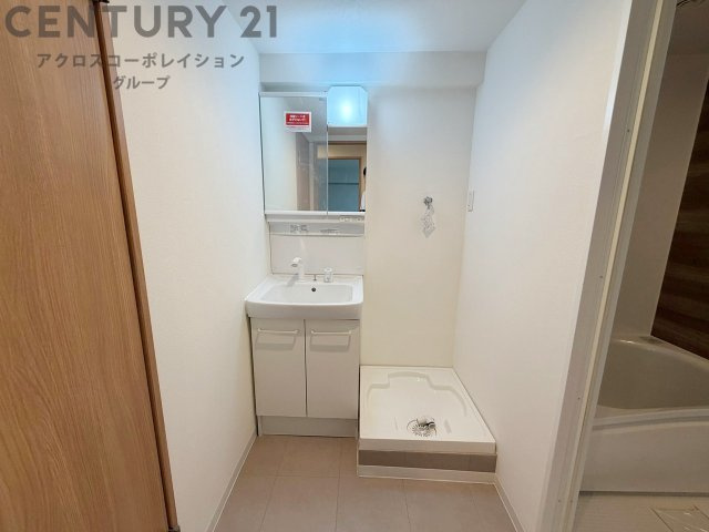 衣服の収納や脱ぎ着や整理整頓がしやすく、湿った衣類を乾燥させるスペースがありカビや臭いの発生を防ぎます。床の汚れを他の部屋に持ち込まず清潔を保つことができます。また快適な入浴環境の整備にも役立ちます。