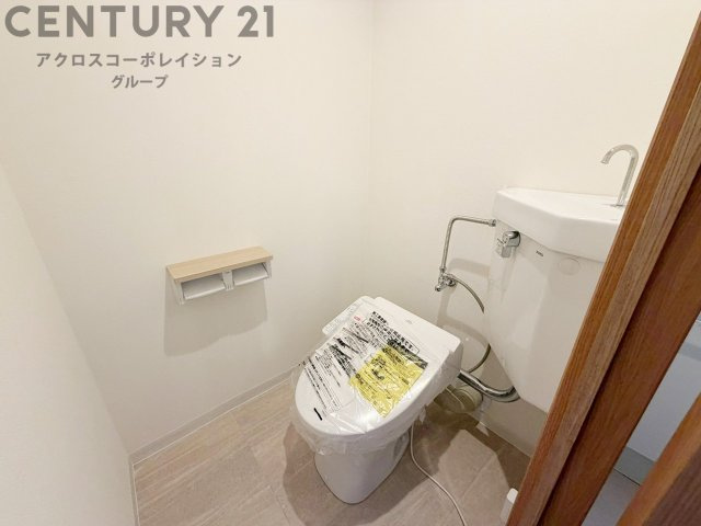 温水洗浄便座付トイレは温水洗浄機能により、暖かい水でおしりを洗浄することができ、冷たい水を使う従来の便座に比べ、温水洗浄機能で暖かいトイレを提供し、快適な使用を可能にします。