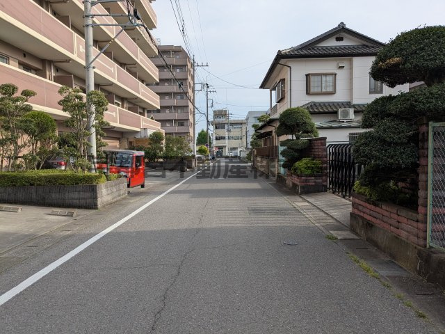 静かな前面道路です