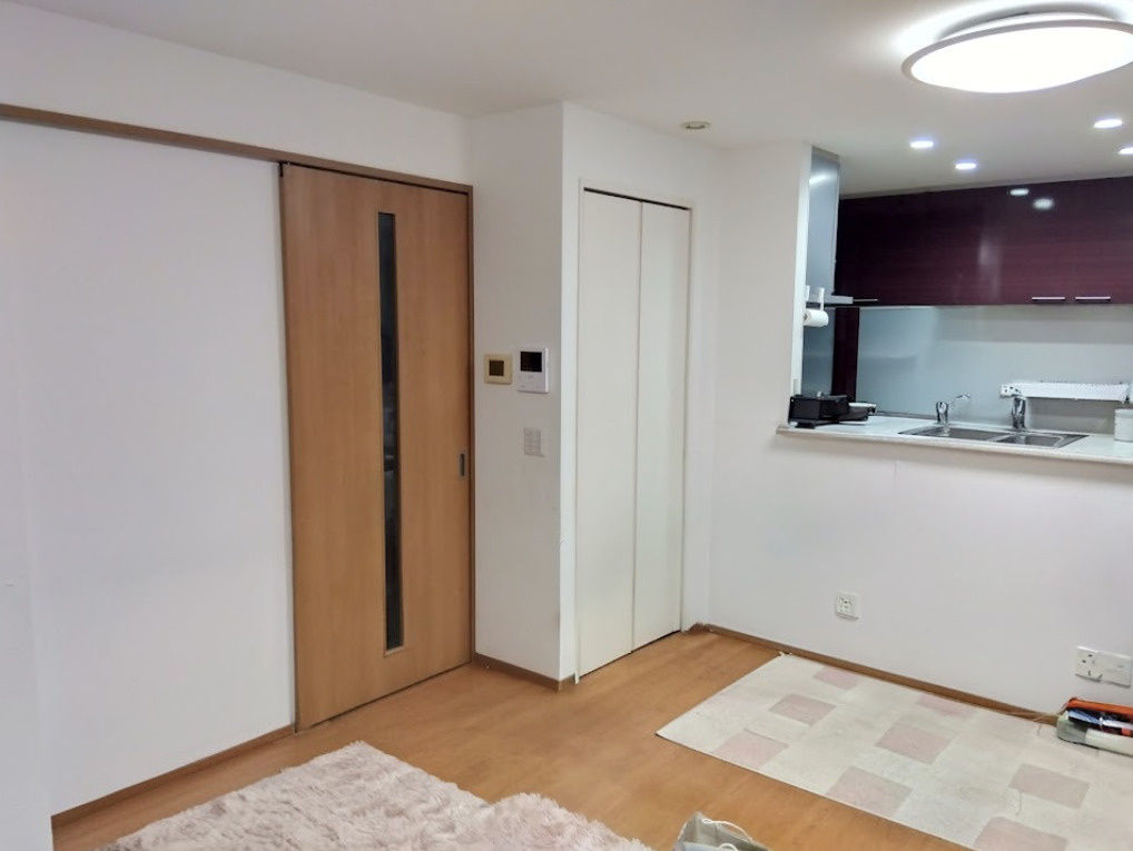 キッチンは対面式となっており、お料理をしながらご家族との会話も楽しめる嬉しい間取りです。リビングの様子を見渡せるため、小さなお子様がいるご家庭にも安心です。