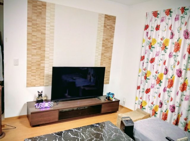 テレビ背面の壁に施されたデザインパネルが、お部屋のアクセントになっています。ワイドなテレビボ－ドが置ける広々としたリビングは映画観賞やゲ－ムが趣味の方にピッタリです。