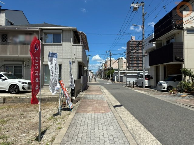 【前面道路含む現地写真】全面道路幅員：約8m。駐車が楽々できるゆとりのある広さ◎