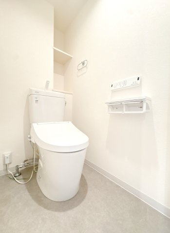 温水洗浄機付きのトイレになります♪