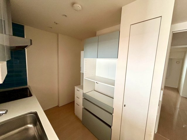 内装はとにかくおしゃれなものがいい！と選ぶ前に、まず住んだ後のことを想像してみましょう。住んでみたらコンセントの位置が悪くて使いにくいなど出てきます。事前にどの家電をどこに置くか想定しておきましょう。