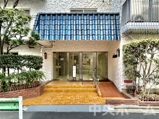 【エントランス】マンションのエントランスは、その物件の印象を決める、顔とも言える場所です。毎日通る場所ですからきれいなのが一番です。エントランス内はオートロックですので暮らしの安全も確保されています。