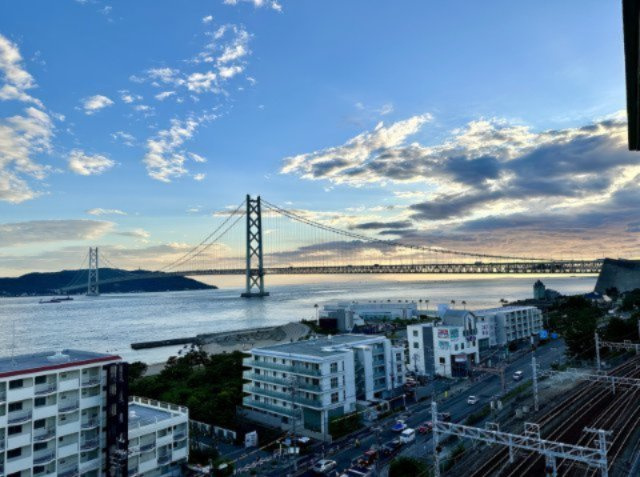 目の前に広がる海と、雄大な明石海峡大橋。開放感あふれる眺望をバルコニーから楽しめる、ヴィラ舞子五色山ならではの贅沢な暮らし。（南側バルコニーからの眺望）