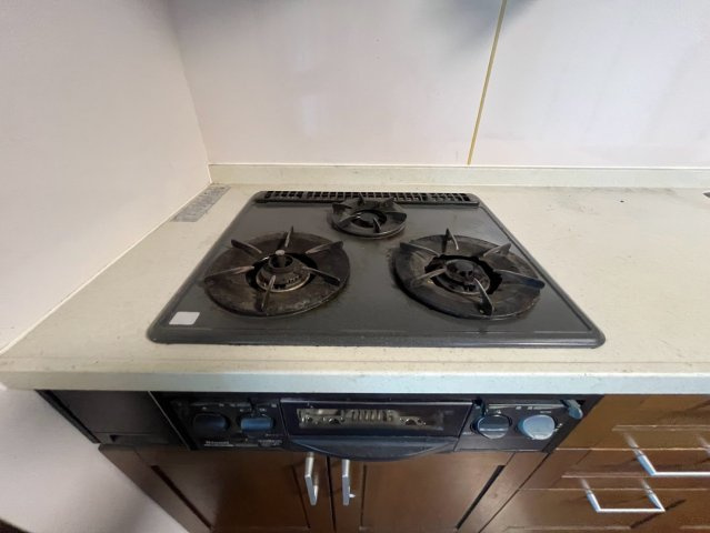 3口コンロを備えたキッチンは同時調理が可能。日々の料理を効率良くこなせる使い勝手の良い設備です。