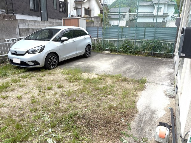 車を停めてもゆとりがある敷地。自転車やバイク置き場にも。