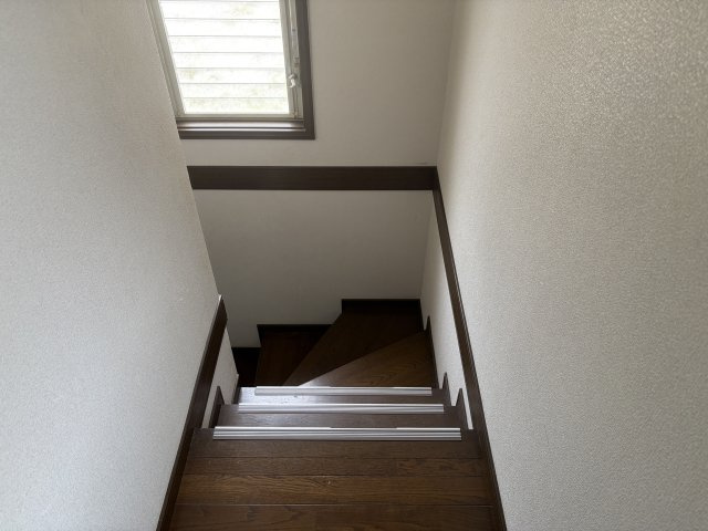窓から光が差し込む明るい階段。