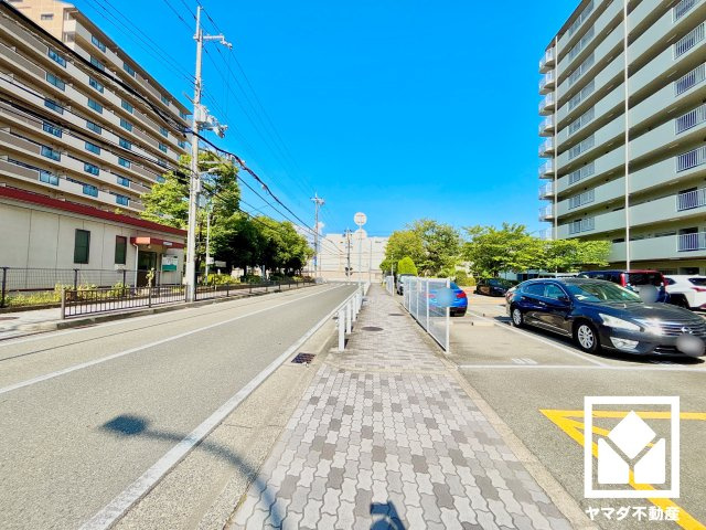 敷地東側に隣接して「高畑公園（南側）」が、北側に道路を挟んで滑り台や鉄棒などを備えた「高畑公園（北側）」がございます。天気の良い日や隙間時間に気軽に利用できる距離感で、子育て世帯の方にもお勧めです。