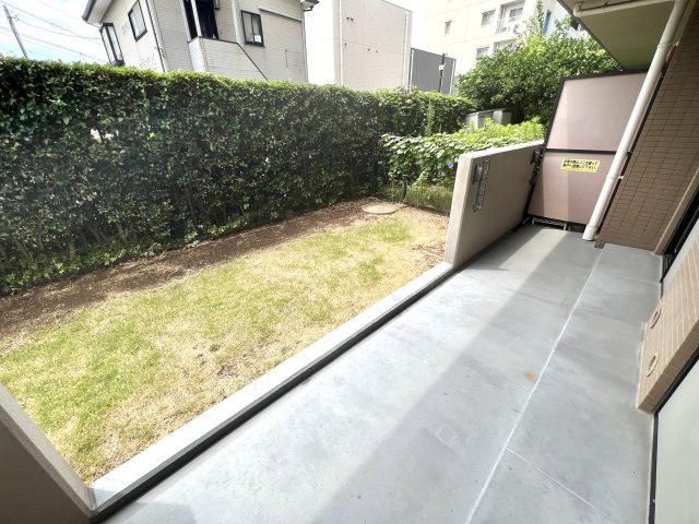 1階ならではの専用庭付き。　南向きの明るい陽光が差し込む、開放的な空間です。　ガーデニングや家庭菜園、お子さまの遊び場など、さまざまな用途でお楽しみいただけます。