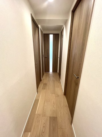 リビングや各居室へとつながる廊下。　明るくすっきりとした空間が広がります。