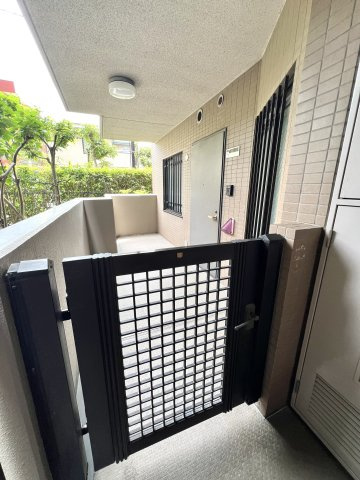玄関ポーチ付きで、プライバシー性に優れた空間です。　ゆとりのある玄関まわりが、住まいに上質な印象を与えます。