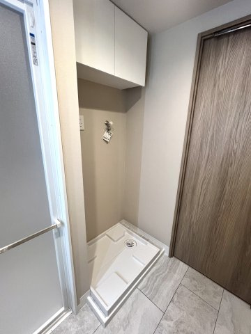 洗濯機置き場の上部にも収納スペースを備えており、洗剤や日用品をすっきり収納できます。　生活感を抑え、清潔感のある空間を保てます。