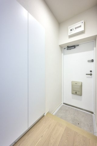 天井まで高さのあるシューズボックスを備えた玄関。靴類をしっかりと収納して玄関まわりを常に綺麗に保てる設計で、住まいの顔としてスッキリとした清潔感のある空間です
