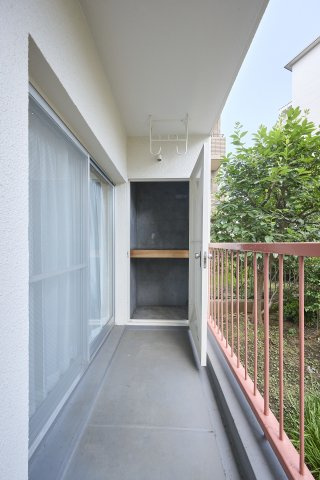 1階ならではの出し入れのしやすさと物入を備えたバルコニー。屋外用品や掃除用具をすっきりと収納できる便利な扉付き物入が設置されており、空間を広々と活用できる機能的な屋外スペースです。