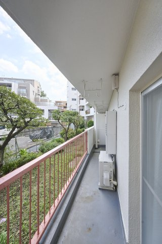 居室からスムーズに出入りできる、明るく開放的な屋外スペース。外の空気を手軽に感じられる場所として活用でき、日々のちょっとしたリフレッシュにも適したゆとりある空間です。