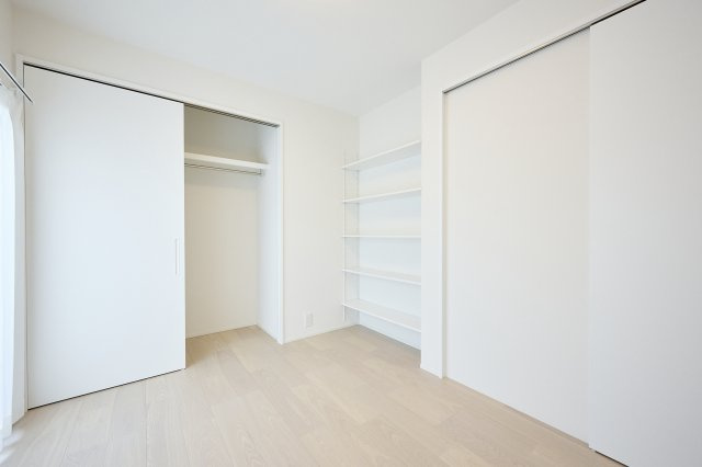 クローゼットを備えた、すっきりとシンプルな内装の洋室。衣類や荷物をしっかりと収納して居室を広く活用でき、ベッドなどを配置しやすい素直な部屋形状となっています。