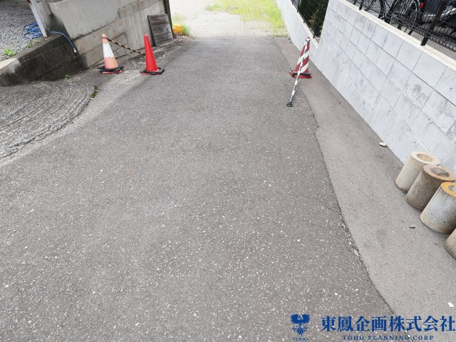 ゆとりあるアプローチで、車の出入りもスムーズです。