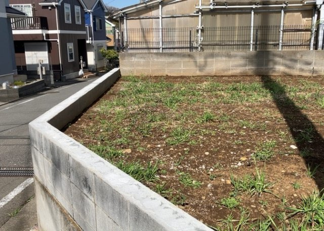 土地の形が極端に長細かったり、狭小地、あるいは道路との高低差がある傾斜地だった場合、後々売ろうとしても買い手がつかない場合もあります。後々、売却することになった時に価値の下がらない土地を選びましょう。