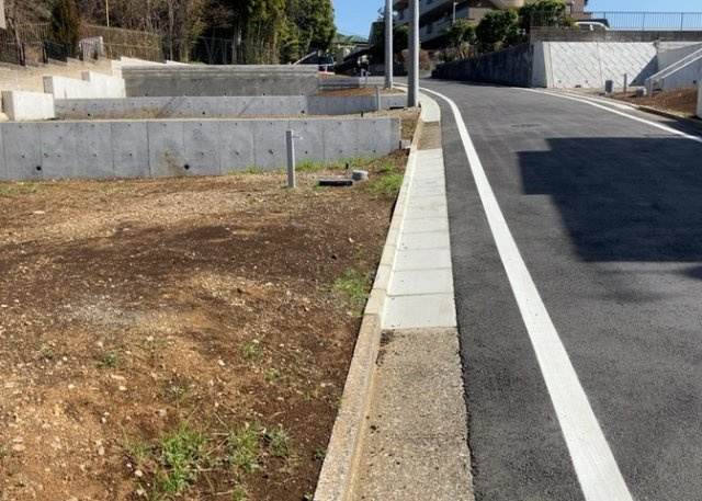 土地の面積＝住宅面積ではありません。建ぺい率の問題などで、土地のある場所によって住宅を建てられる面積は限られています。高さもしかり、「土地」という言葉の中には、建築条件も含まれると考えておきましょう。