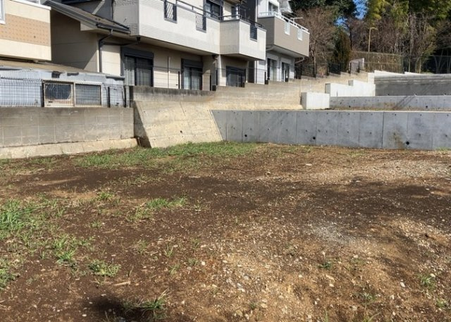 家を建てる場合、方位は要チェックです。現実的に日当たりのよい家ならばリビングは南側、建築基準法でも北側に当たる家への配慮は求められています。土地を見学に行く際は、方位磁針を持って行くようにしましょう。
