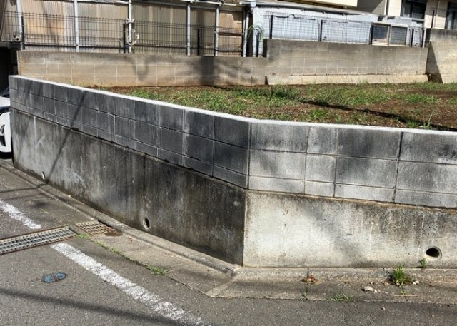 土地を買う際、住む地域の自治体や福祉の補助制度にも注目してみましょう。子供や老人の医療補助やゴミ出しのルールなど、自治体によってルールに大きな違いがあるため、暮らしやすい土地で判断するとよいでしょう。