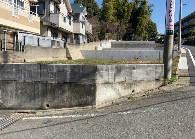 土地の前の道路に消火栓が設置されていることがあります。この場合、道路交通法第45条第1項により、駐車禁止の場所が指定されています。そのため、車庫などの駐車スペースをつくることができない場合があります。