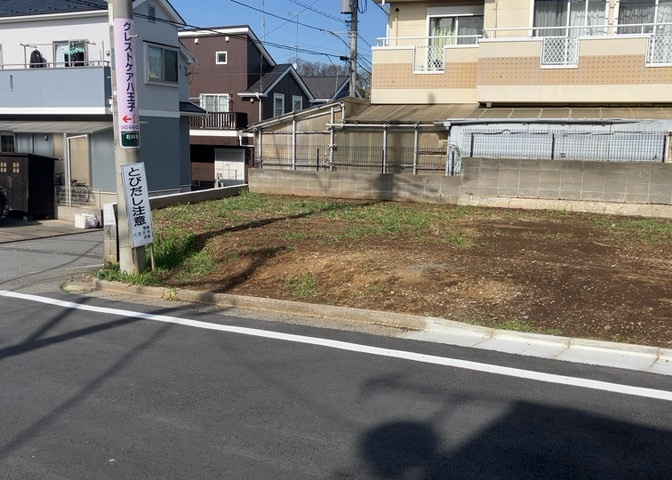 現地に行くなら、物件の周囲の地形がどうなっているかを見ることも大切です。周辺より低くなっている土地では、大雨などで水が集まりやすいため、地盤が弱くなっているということも考えられるため、注意が必要です。