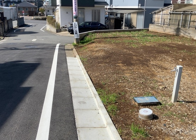 土地購入を検討されている場合、境界杭がない状態で購入してしまうと境界確定測量をする必要があり、費用がかかります。購入の前に、売主、隣土地所有者立ち合いのもと境界を確定し境界杭を設置するのがベストです。
