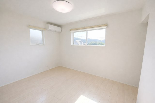 コンパクトで使いやすい洋室です