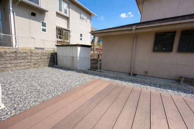ウッドデッキでBBQやカフェ気分など、日常に特別な時間をプラス