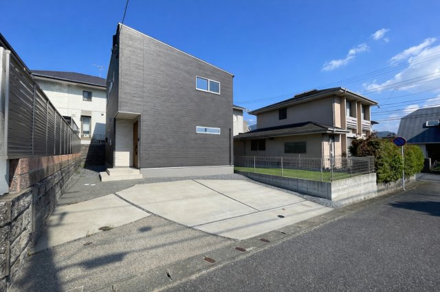 前面道路が広く間口もゆったり。駐車が苦手な方もらくらく停められます